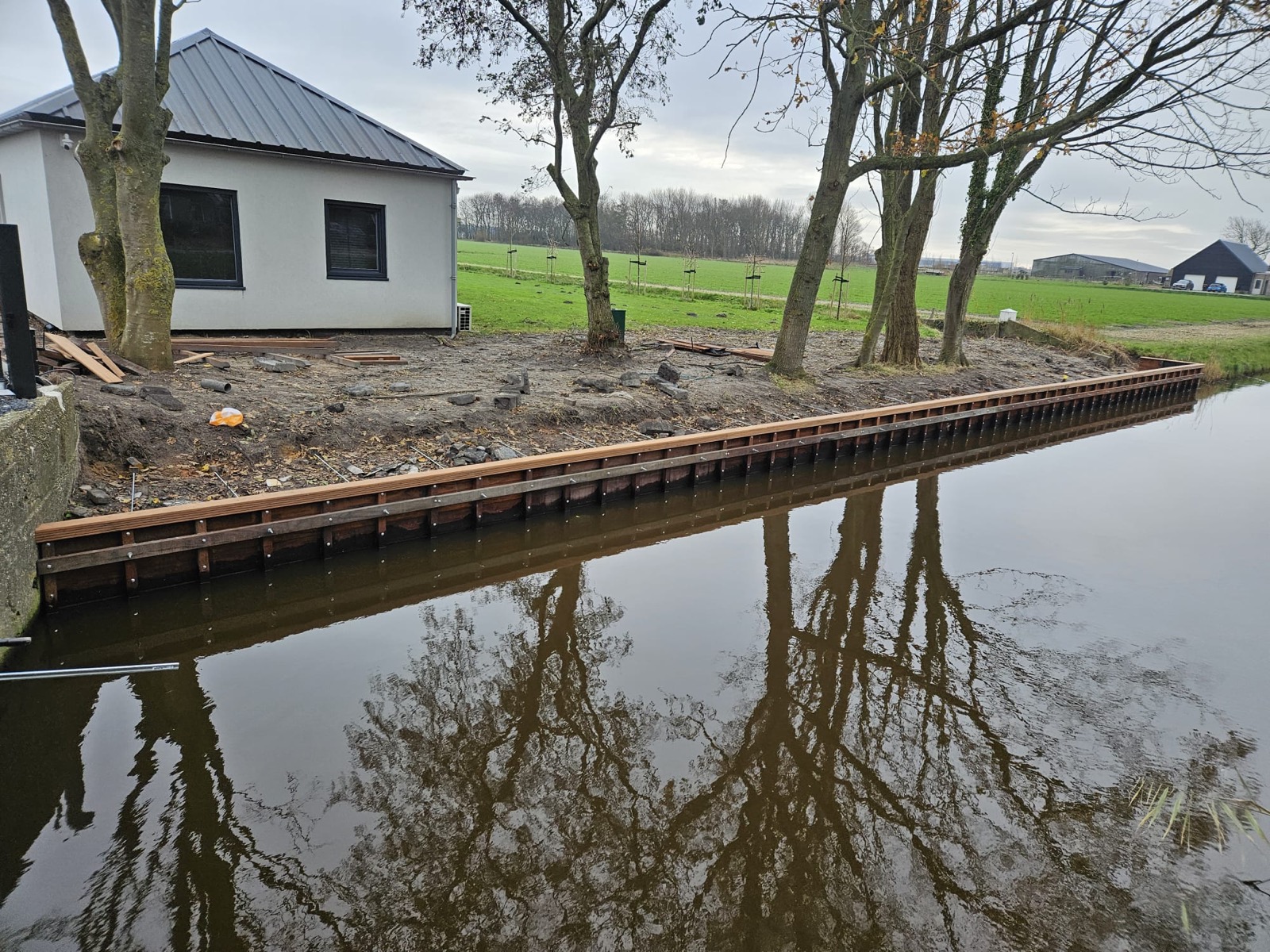 Beschoeiing project bij een woning aan het kanaal