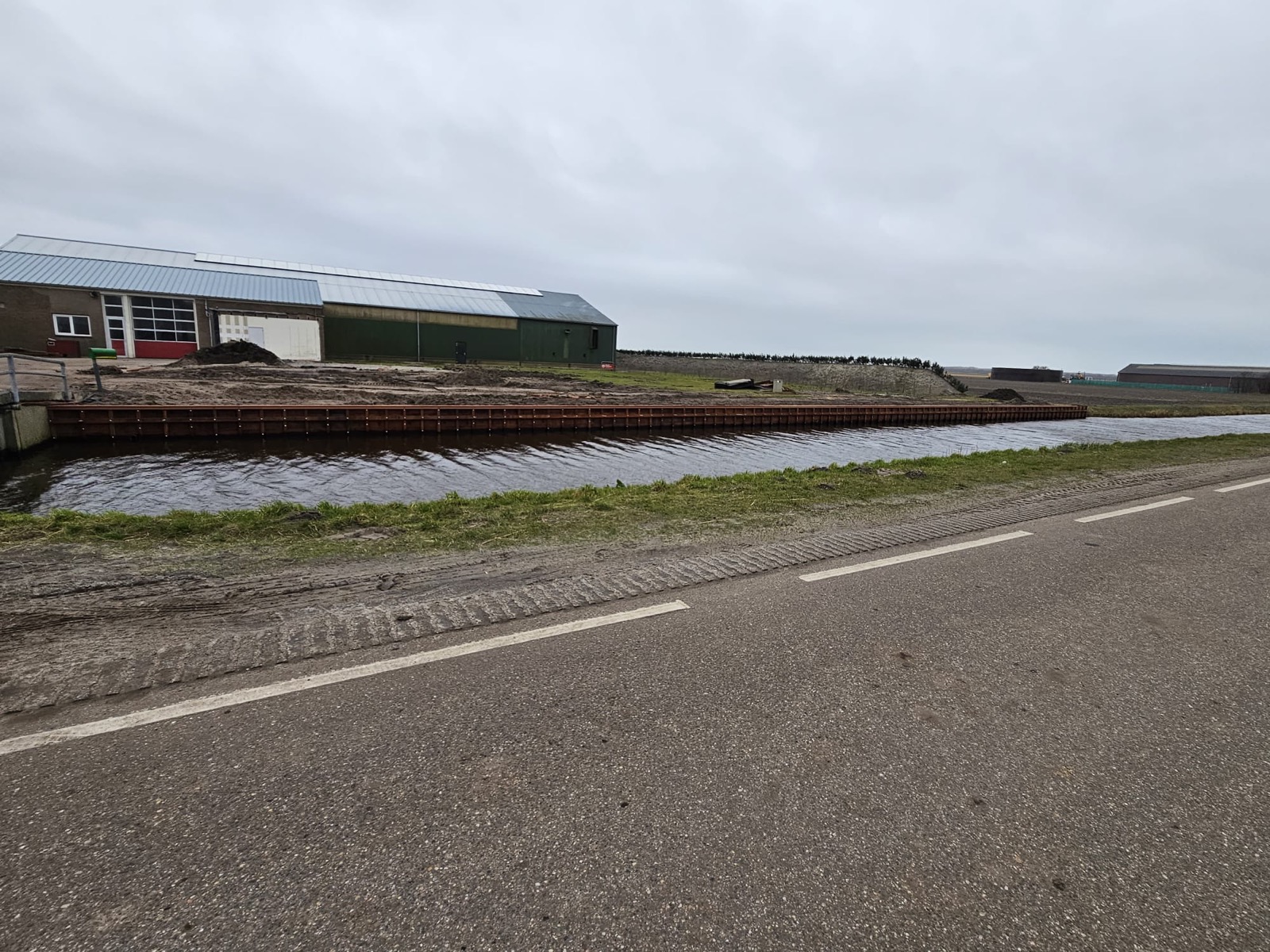 Stalen damwand geplaatst langs een kanaal