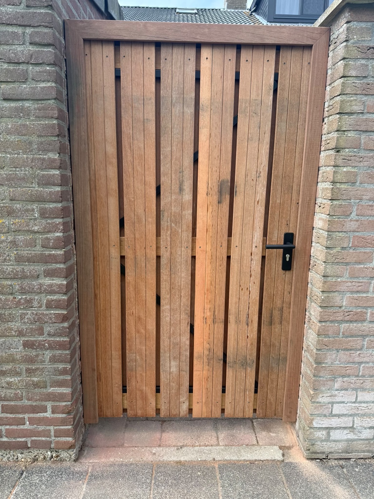 Op maat gemaakte houten poort en erfafscheiding