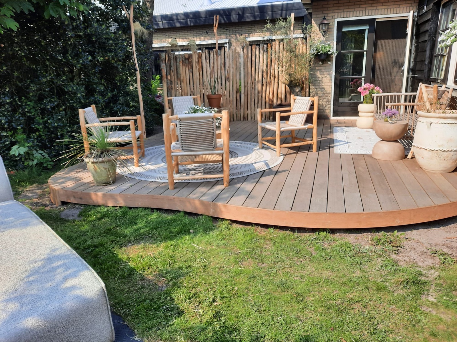 Op maat gemaakte ronde hardhouten vlonder in tuin